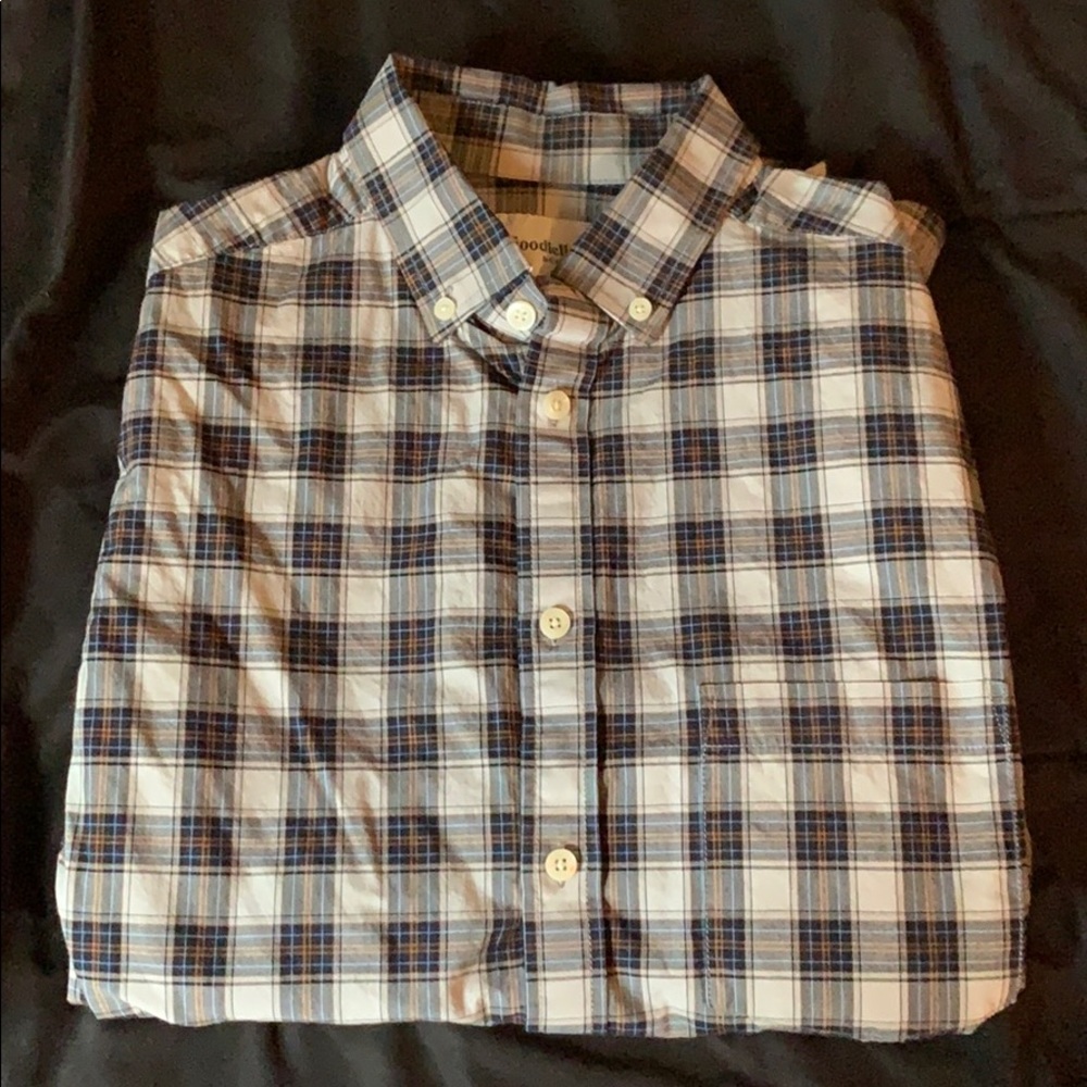 Men’s casual button up.